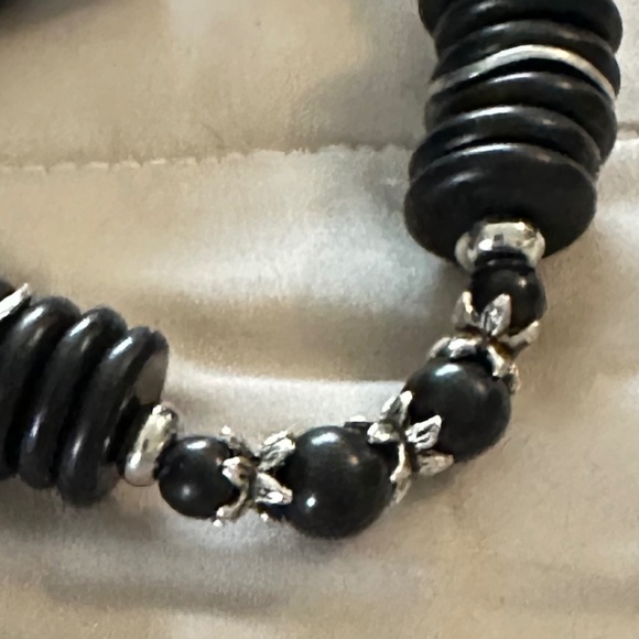 Black Onyx and silver tone stretchy bracelet. Rounds and discs - Picture 11 of 11